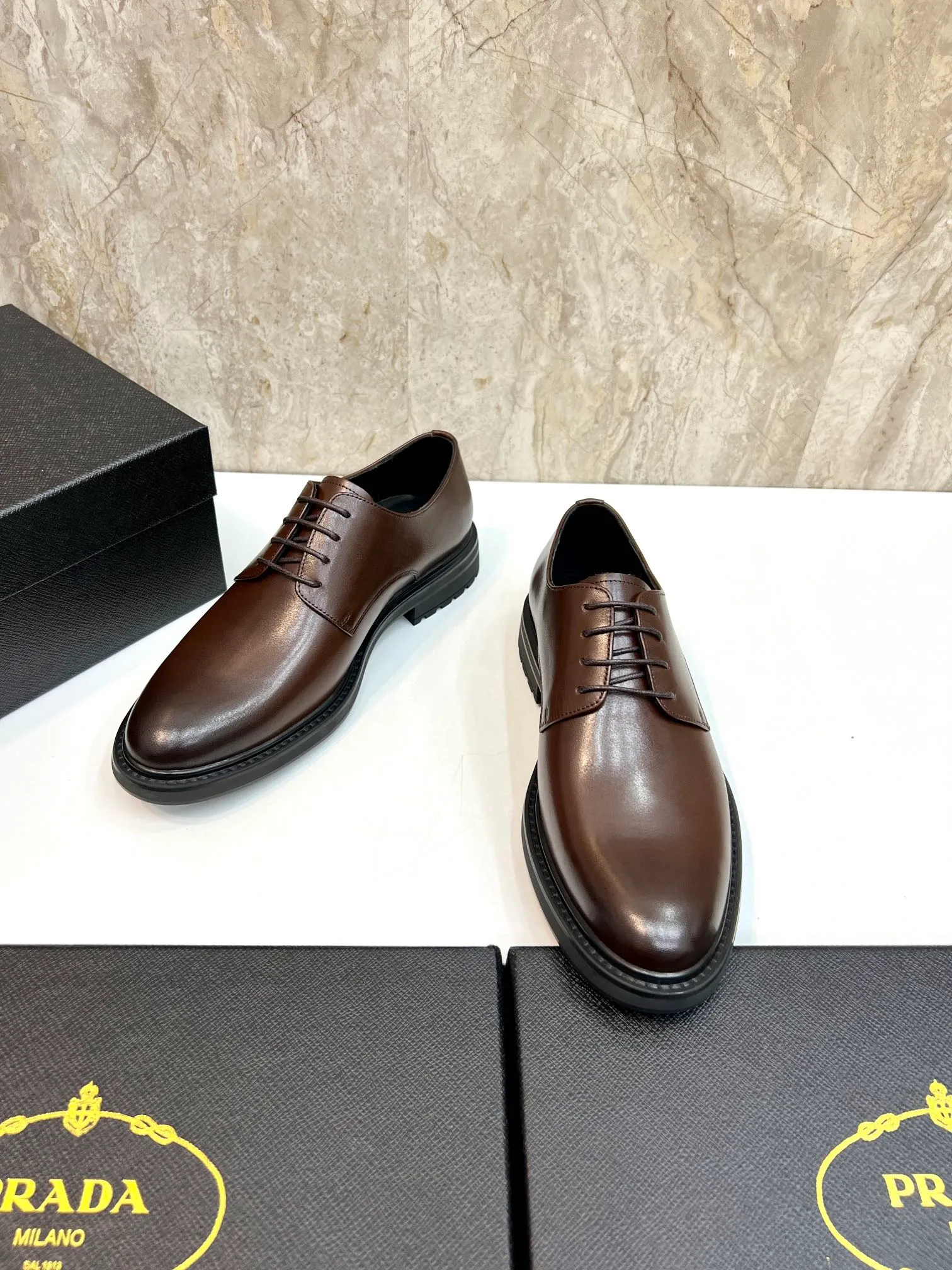 Original order quality: P580 Brand: PRADA (Prada) Standard code: Men's size 38/44 (45 can be customized) Grade: Same style as the official website High-quality men's shoes Material: Original cowhide Water-dyed cowhide lining Rubber outsole Style categories: Men's fashionable formal leather shoes Slip-on men's shoes series Young fashion European and American trends British style Top luxury Color: Actual picture